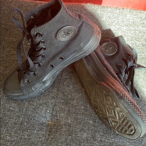 Black converse - Picture 2 of 7